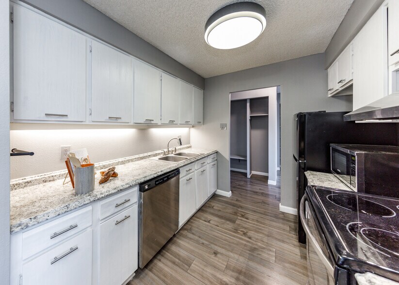 Building Photo - 411 Lakewood Cir