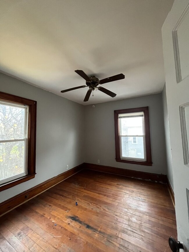 Building Photo - 162-164 Fernwood Ave