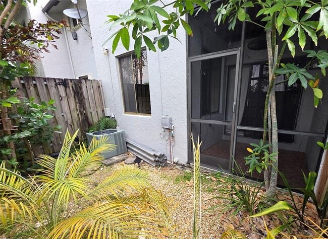 Building Photo - 817 SE 12th Ct