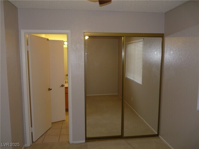 Building Photo - 912 Crowfoot