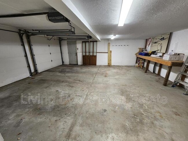 Building Photo - 7821 Trendwood Dr