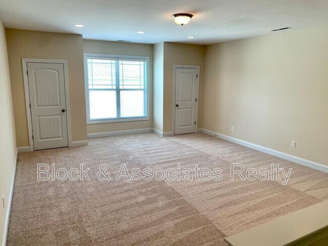 Building Photo - 706 Weavers Ridge Dr