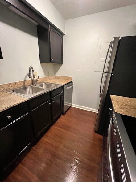 Building Photo - 503 E 6th St