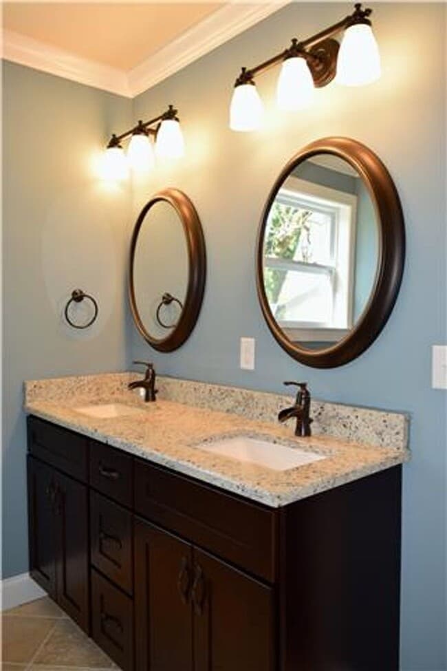 Building Photo - LIKE NEW! Extensive renovation in established Glencliff Estates