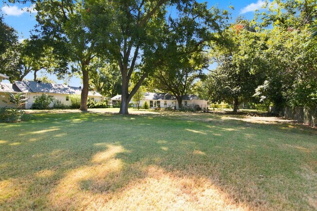 Building Photo - "Adorable 2-Bedroom, 1-Bath in Home with Beautiful Oak Floors, Spacious Yard and Lawn Service Inc...