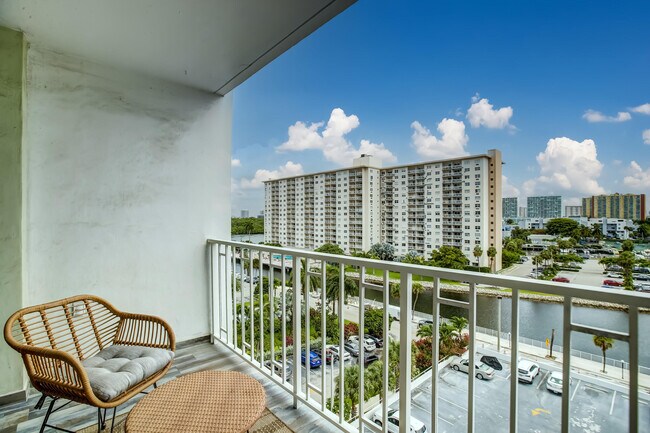 Building Photo - 500 Bayview Dr