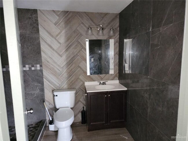 Building Photo - 20 Thornton St