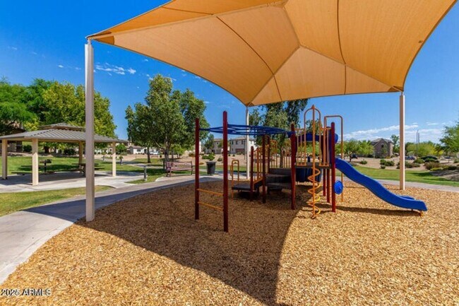 Building Photo - Lifestyle and convenience all in one!