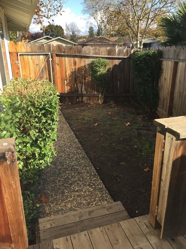 Building Photo - Rare find home with 2-Car Garage, Fenced Yard, with Convenient Location!