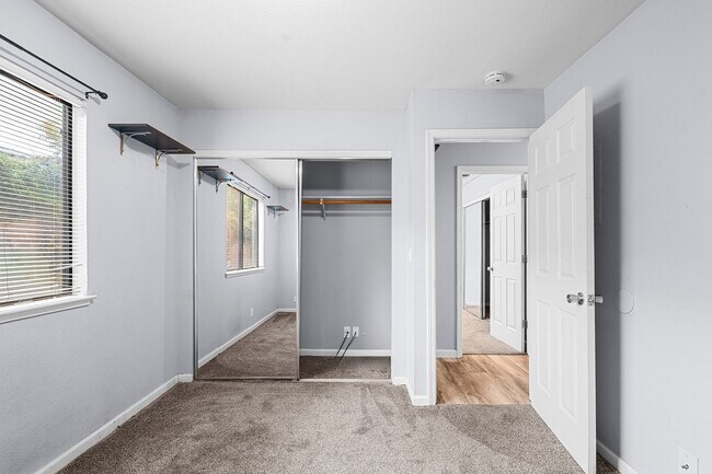 Building Photo - $200 Off First Months Rent! Cozy 3-Bedroom...