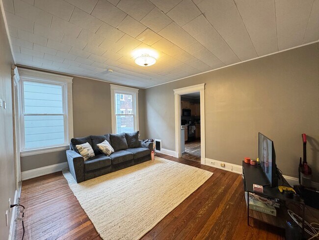 Building Photo - 5 Bedroom/ 2 Bathroom on Fairview Mins. from UC Campus Only $600/pp ($3,000/mo)!