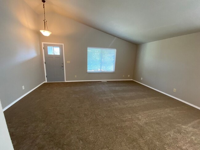 Building Photo - Great NE Bend Home