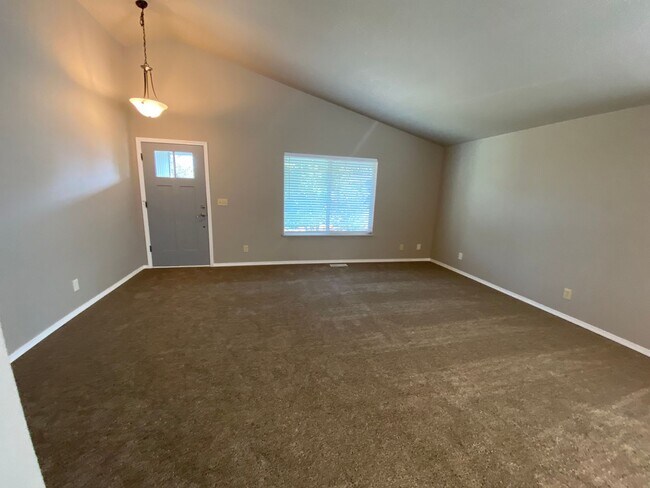 Building Photo - Single-Level Home in a Convenient NE Bend Location