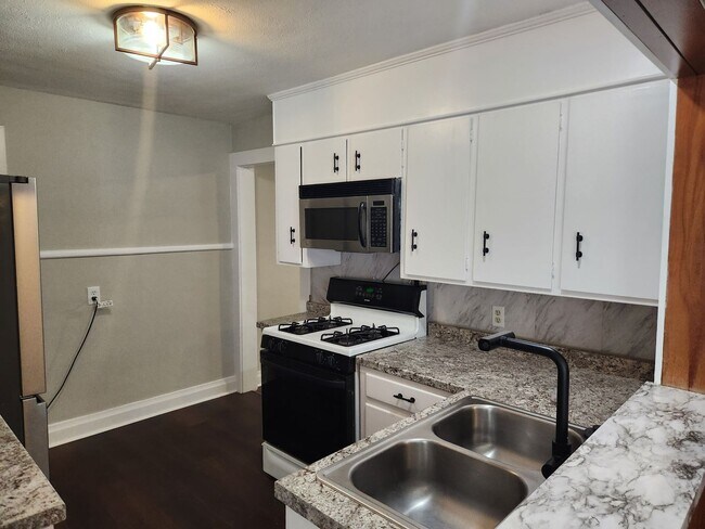 Building Photo - Charming 3-bedroom, 1.5-bathroom home located just a few blocks from Daffin Park