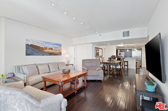 Building Photo - 13650 Marina Pointe Dr