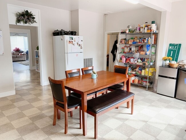 Building Photo - PRELEASING:  A 7+ bedroom/ 2 bath home in York Neighborhood!