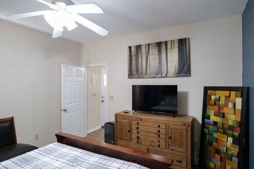 Building Photo - 10201 Shane Dr