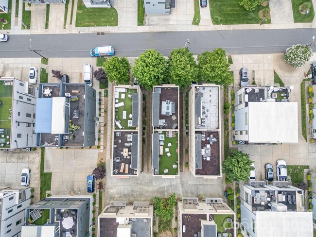 Building Photo - 925 Westbrook Dr