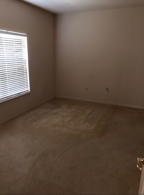 Building Photo - COMING SOON- Beautiful 3 room /2.5 bath Gated Community W/ Pool Close to the Skyway