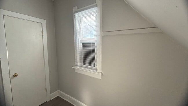 Building Photo - 1207 E Kane Pl