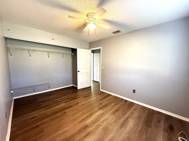 Building Photo - 5401 Pinetrail Way