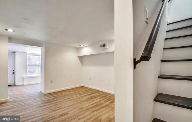 Building Photo - 3422 Roland Ave