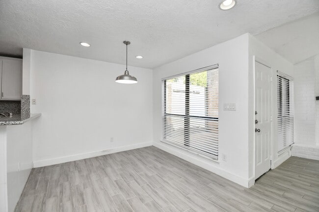 Building Photo - 8573 Wilcrest Dr