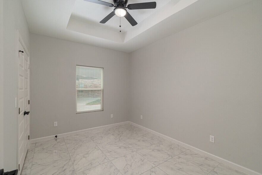 Building Photo - 1007 Hidden Hills St