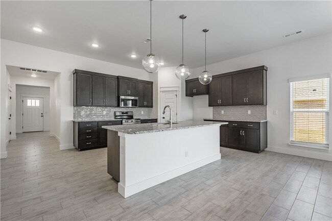 Building Photo - 800 Lewis St