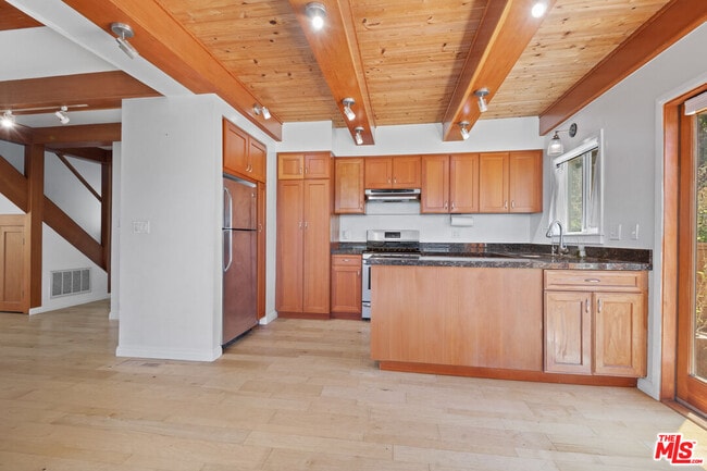 Building Photo - 1212 Fernwood Pacific Dr