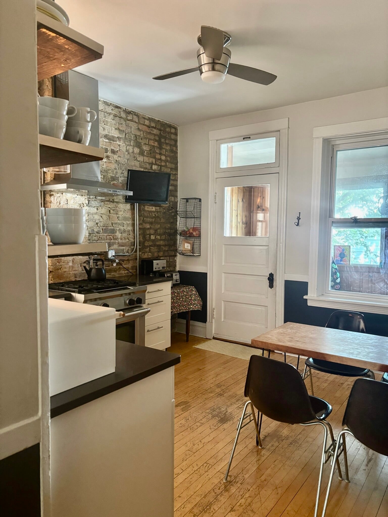 Kitchen - 4532 N Albany Ave