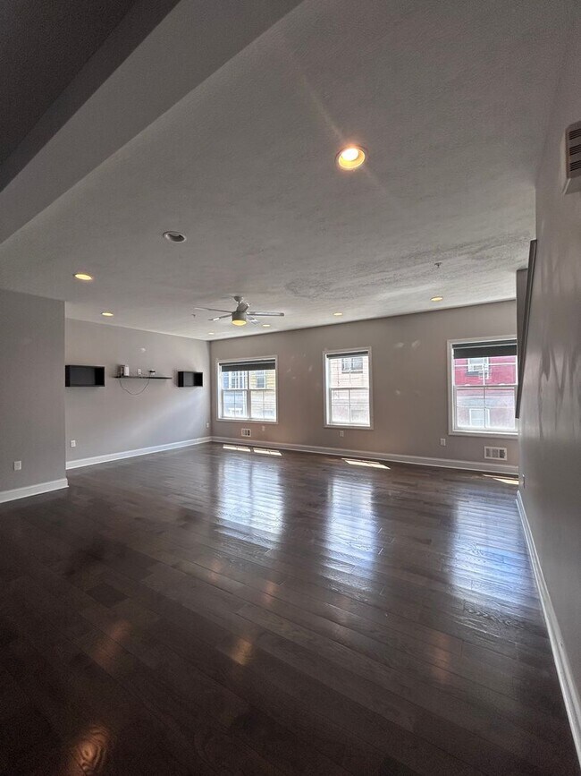 Building Photo - Modern  North Side Townhome with Garage/Central Air
