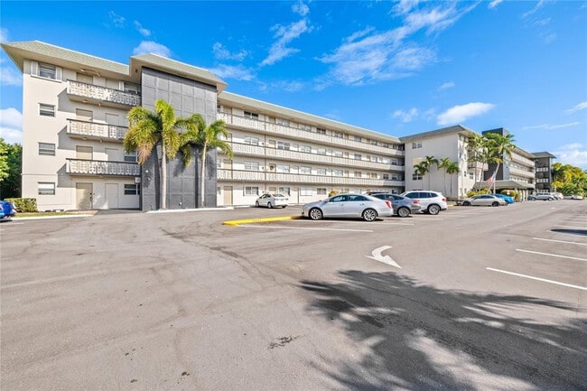 Building Photo - 941 Crystal Lake Dr