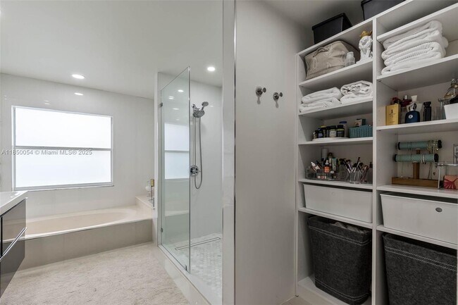 Building Photo - 9765 SW 155th Ct