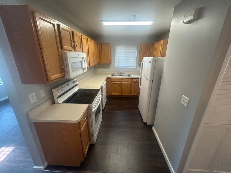 Building Photo - 15626 Stone Crossing Dr