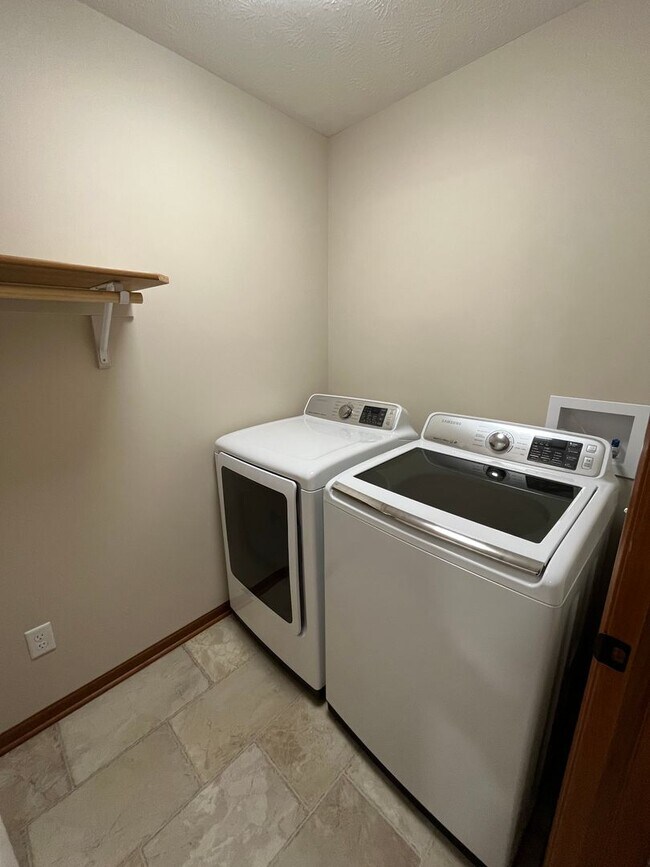 Building Photo - 7825 Yankee Woods Dr