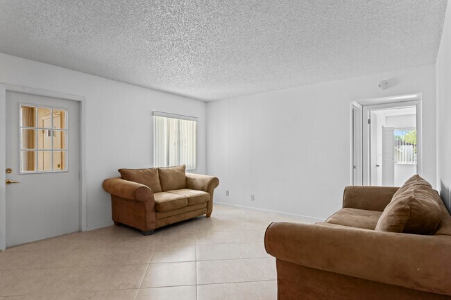 Building Photo - 142 Lake Pine Cir