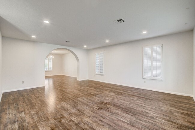 Building Photo - Stunning 5 bedroom home in The Lakes!