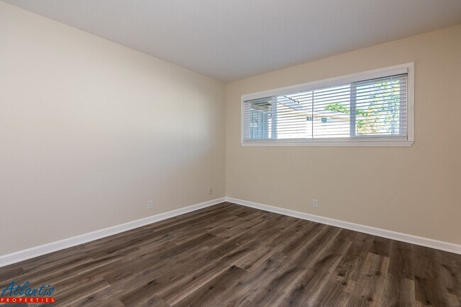 Building Photo - Remodeled Condo | LVP Flooring | Central A/C
