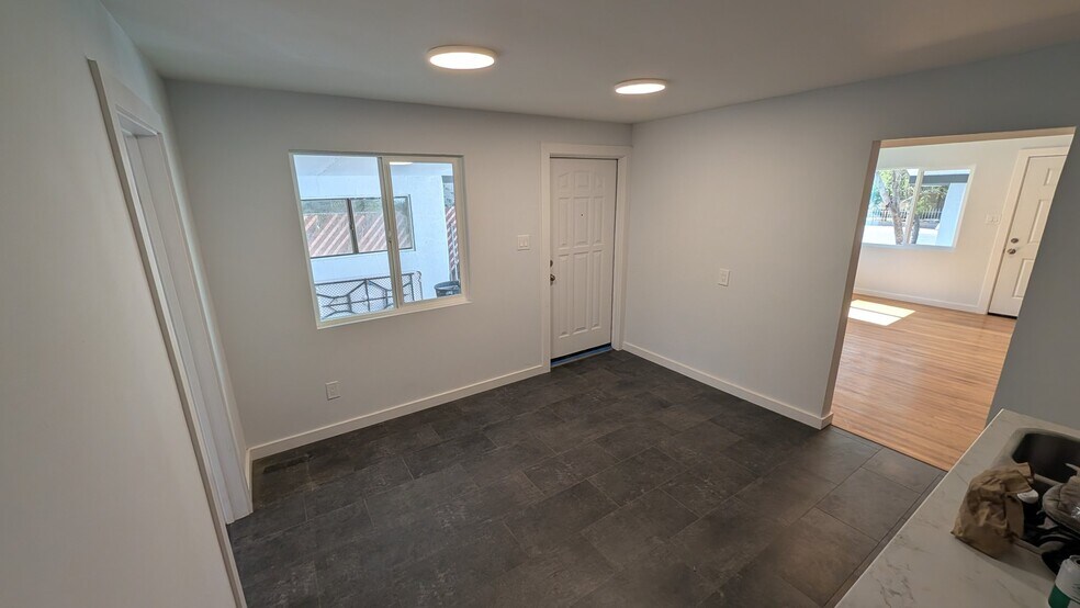 Building Photo - 1406 W Vogel Ave