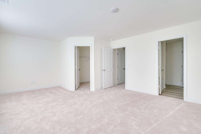 Building Photo - 3-Bed Townhouse in Franklinton with Update...