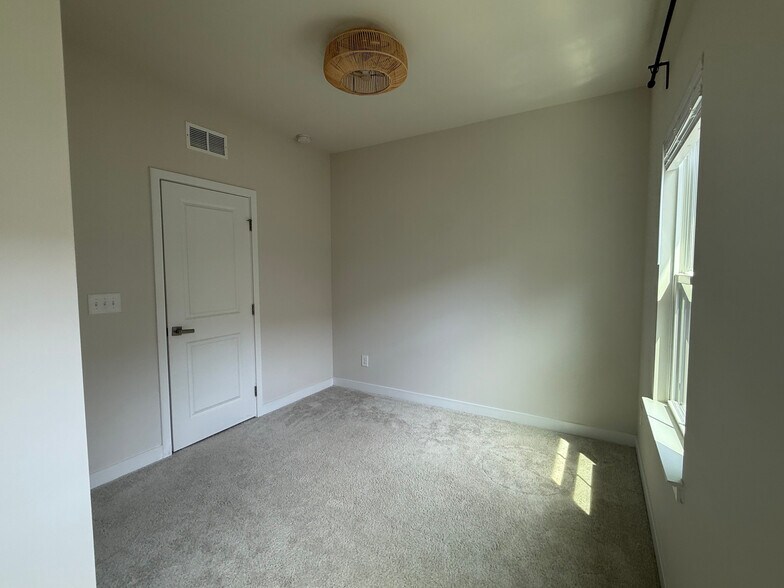 Building Photo - Room in Townhome on Tristram Ln
