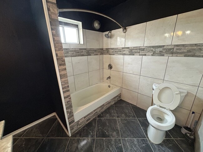 Building Photo - 609 E 6th St