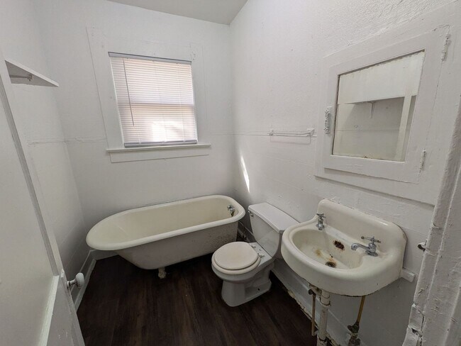 Building Photo - 2105 Cable Ave