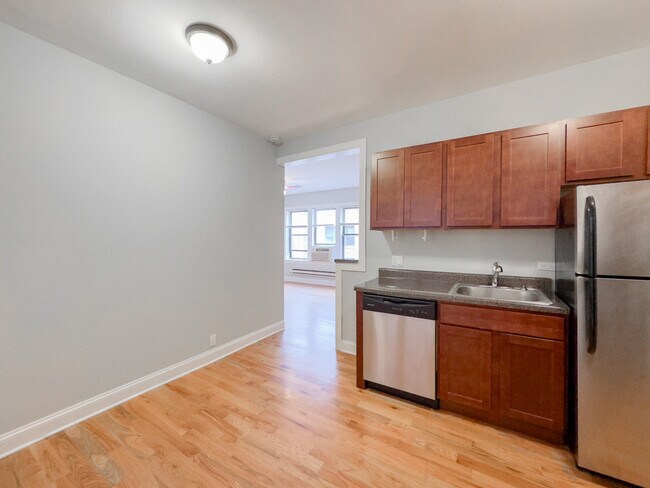 Building Photo - 3725 N Pine Grv