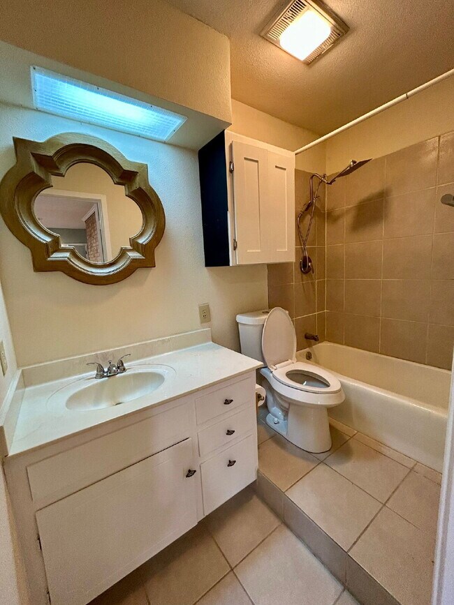 Building Photo - Spacious 5-Bedroom Home Steps from Walnut ...