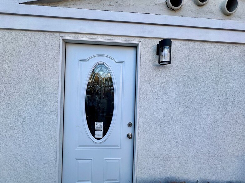 Building Photo - 857 W Edgehill Rd