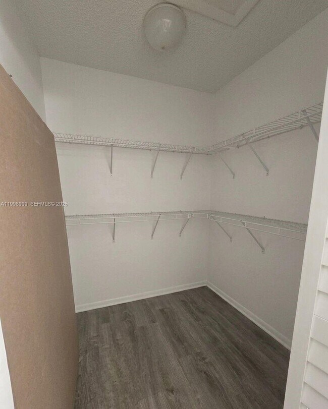 Building Photo - 15515 N Miami Lakeway