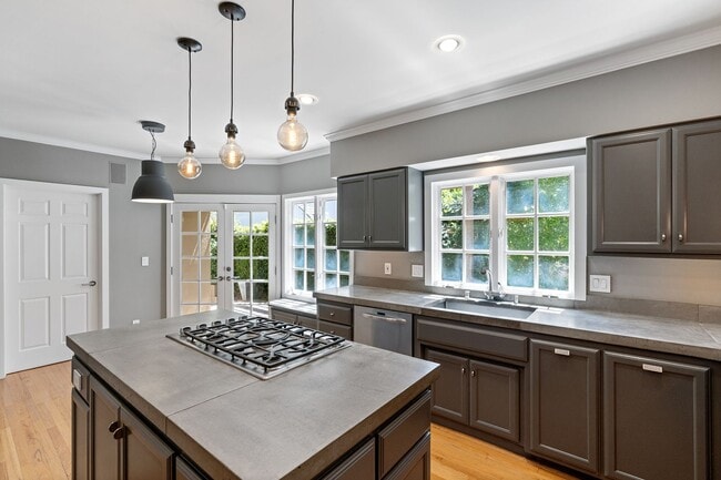 Building Photo - Contemporary Home in Desirable Community C...