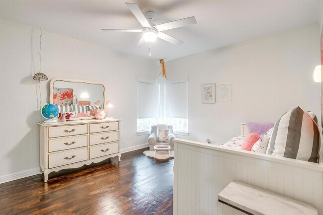 Building Photo - Charming 4-Bed Home with Granite Counterto...